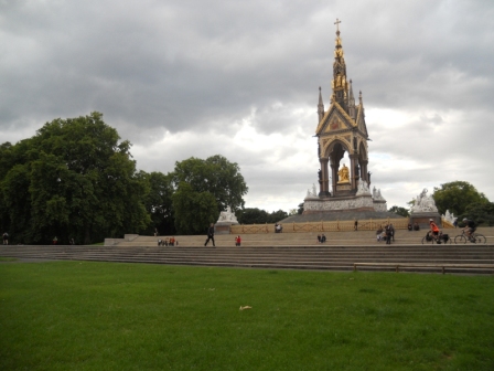 Vista su Albert Memorial da Kensington Garden